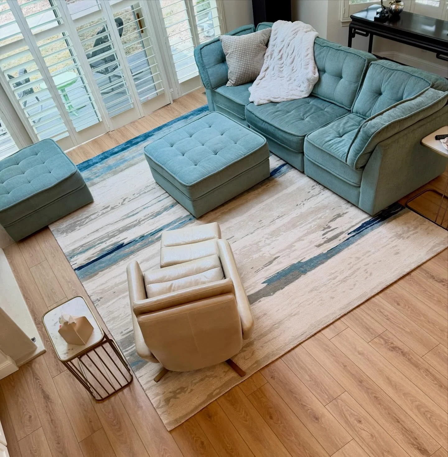 website-nuevo 1 (5) (1) a teal sectional sofa in a modern living room